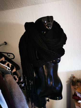 Schwarzer XXL Winterschal mit Fransen