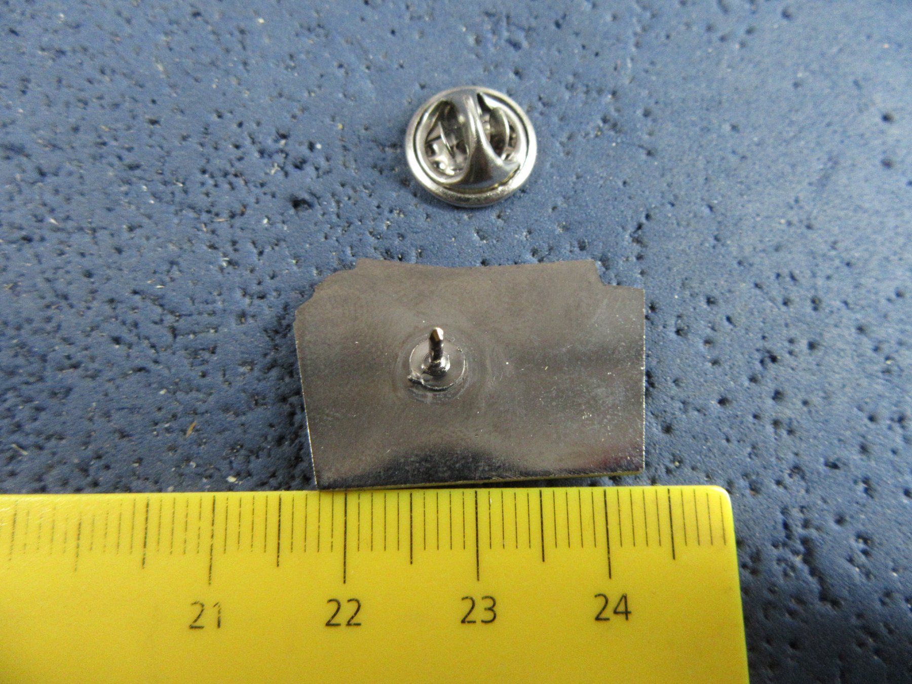 Basler Placchette & Badge: BASLER ZEITUNG PIN – Usato da Ettingen venduto da Hausi4711 1