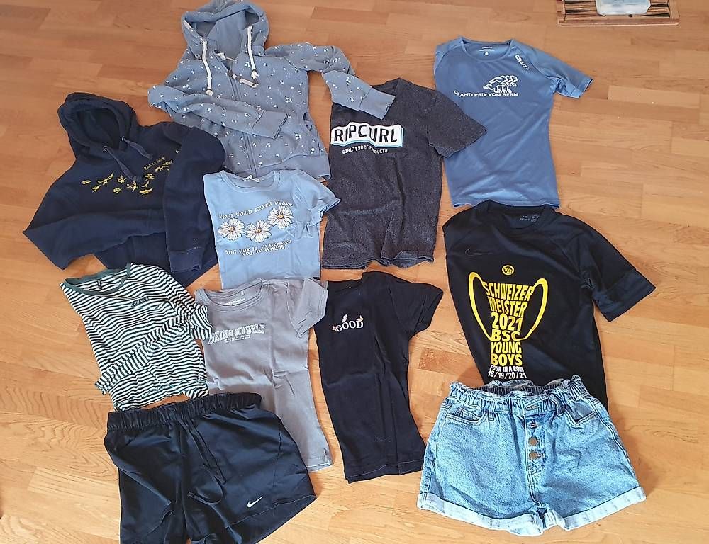 Lotti & Set di vestiti: Grosses Kleiderset Mädchen Grösse S – Usato da Niederwangen b. Bern venduto da thurncaro