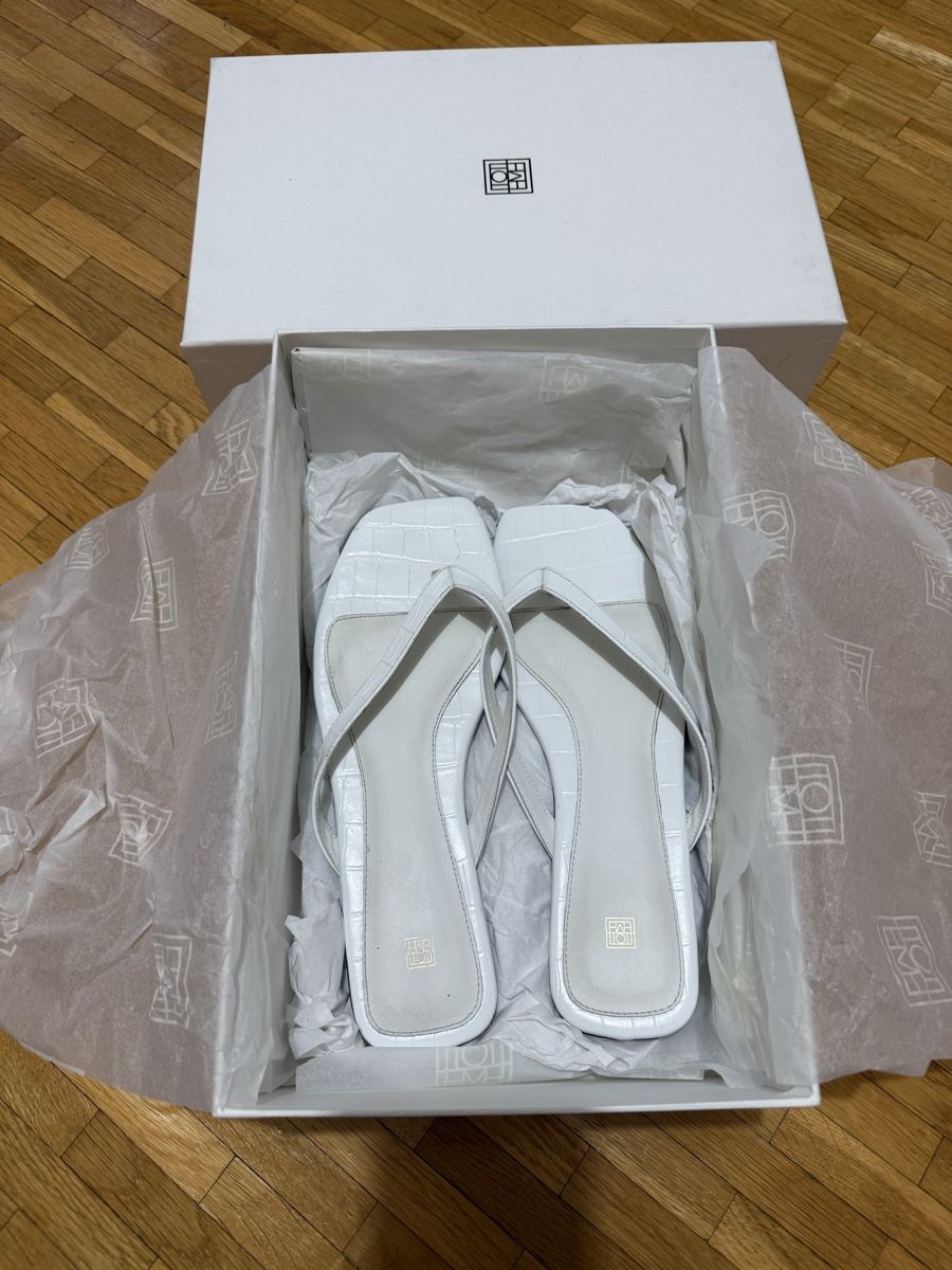 Totême Scarpe da donna: Toteme flip flops size 40 – Usato da Nyon venduto da dasha107 2