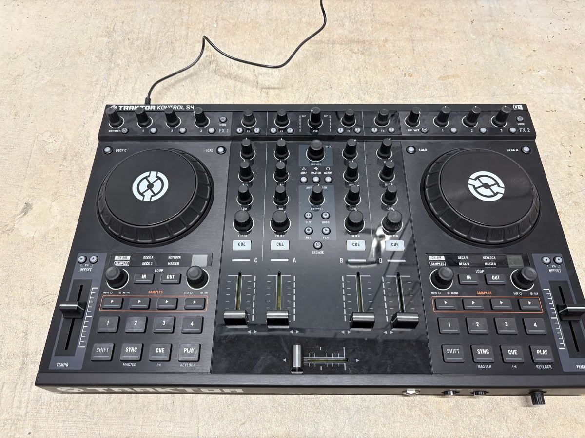 Native Instruments Mischpulte: Native Instruments Traktor Kontrol S4 – Defekt aus Turbenthal von phil.white