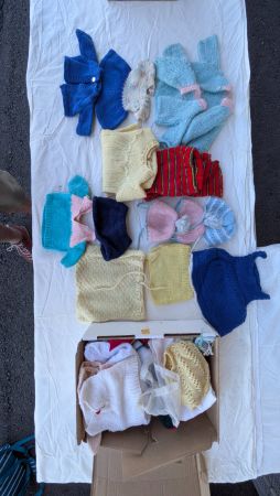 Strickkleidung Baby Handarbeit verschiedene Farben