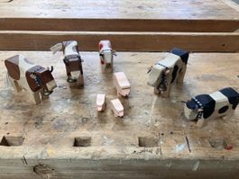 Holz Bauernhoftiere Kühe geschnitzt Handarbeit mit Glocken p