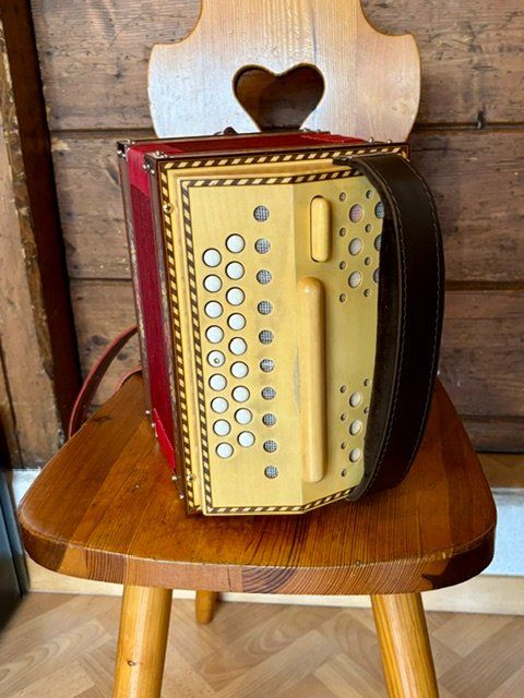 Musikinstrumente: Schwyzerörgeli Christen B 3-chörig – Gebraucht aus Frutigen von MoMeJa 2