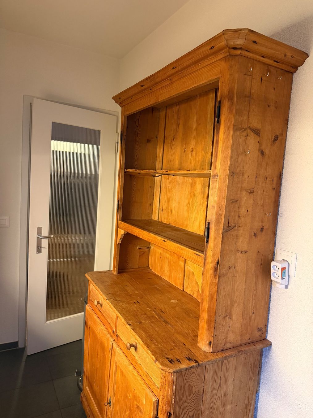 Scaffali: Antique Wooden Kitchen Cabinet – Usato da Ittigen venduto da KaufKiste.