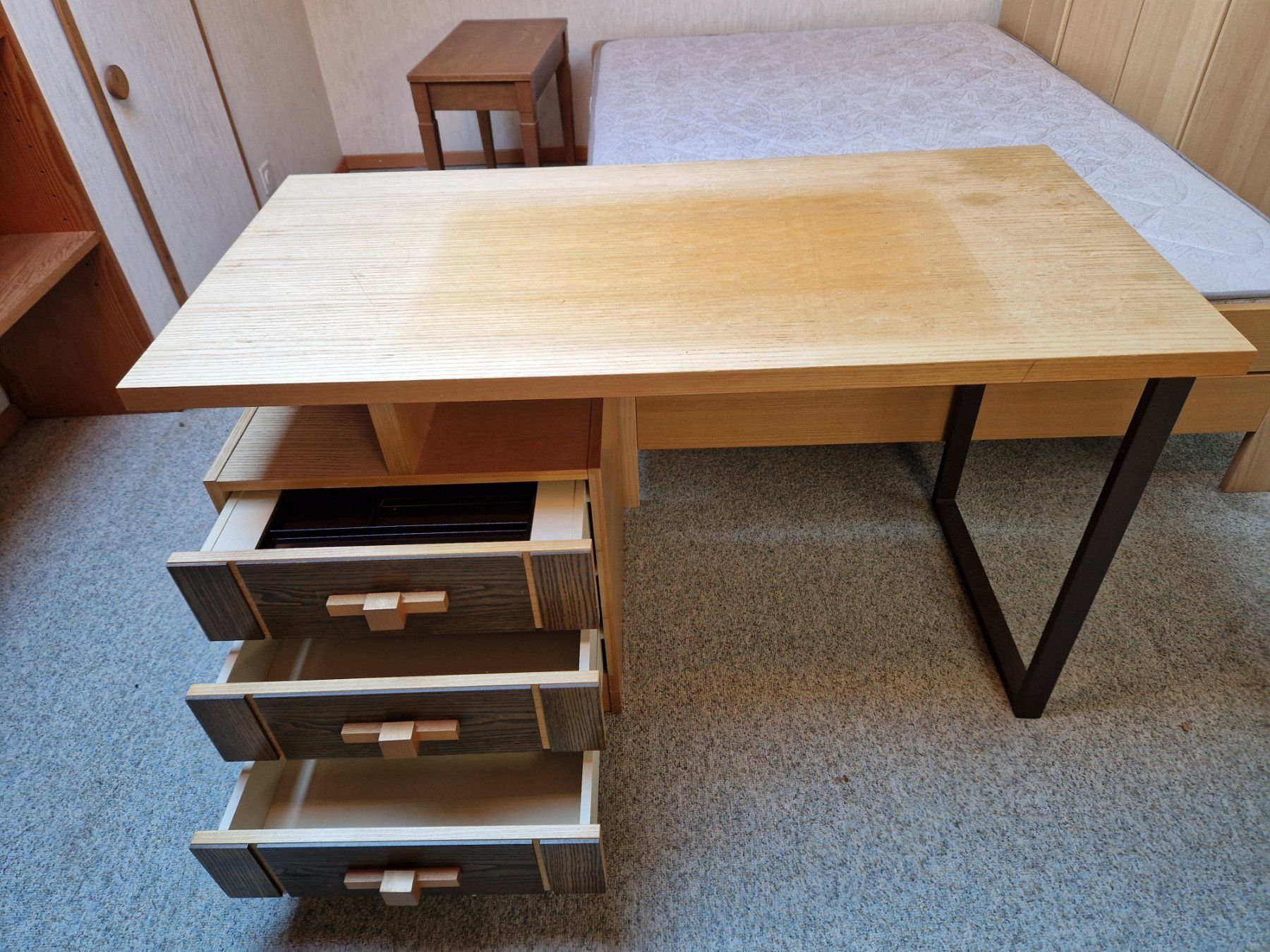 Pfister Scrivanie: Moderner Schreibtisch aus Holz – Usato da Gelterkinden venduto da bsag78 1