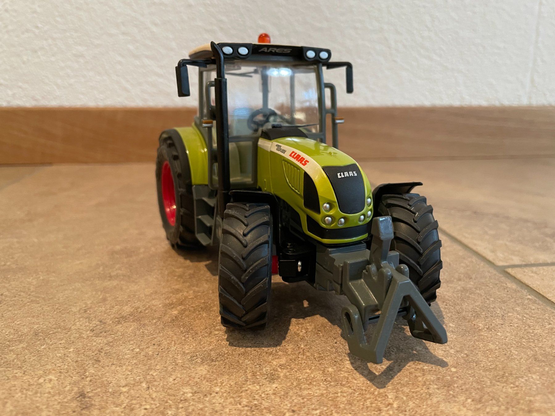 Claas Trattori: SIKU Claas Ares 697 ATZ mit Beetpflug – Nuovo e nell'imballaggio originale da Kreuzlingen venduto da Stefan1150 1