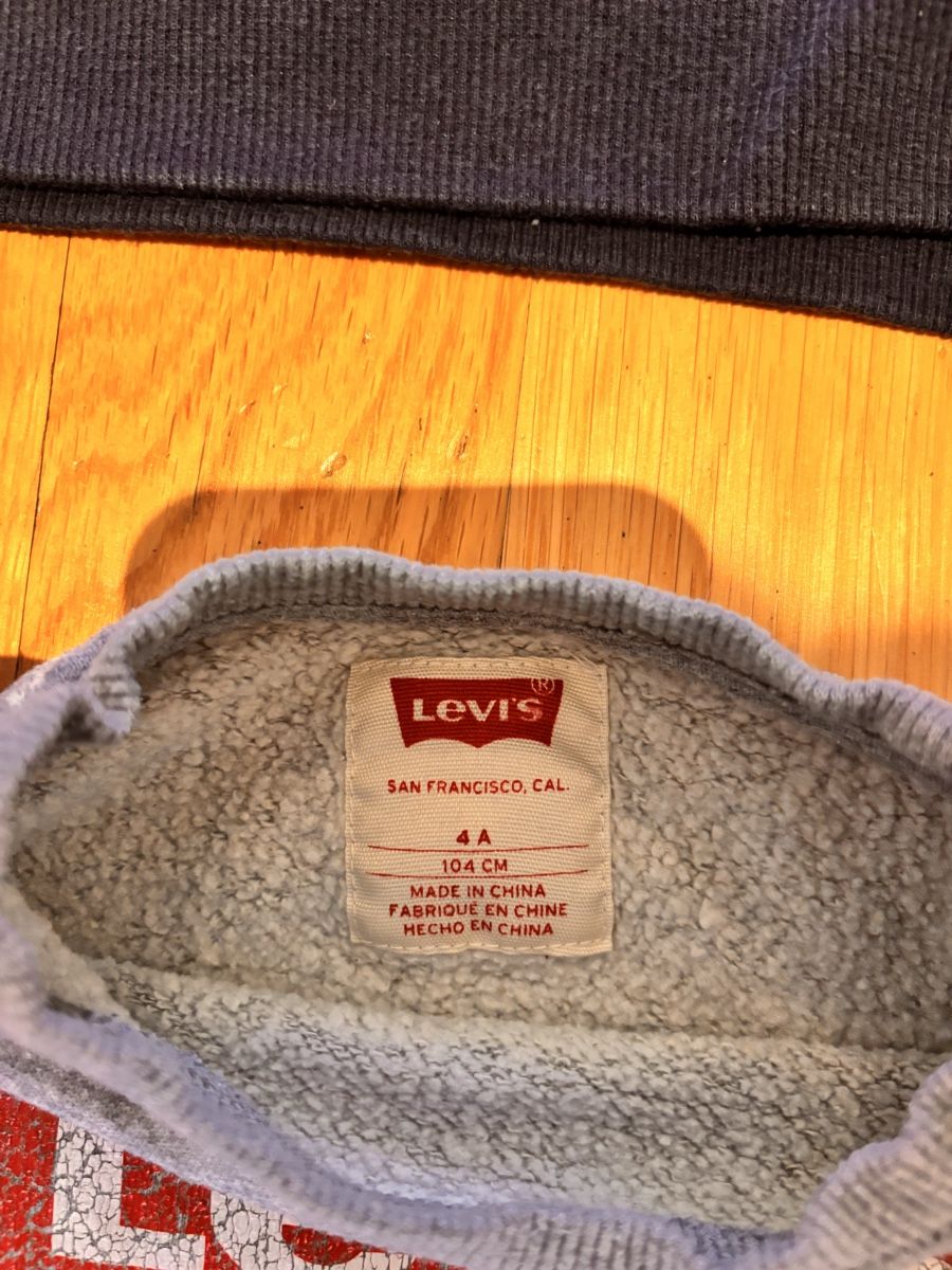Levi's Kleiderpakete & -sets: 2 Levi's Pullover grau und blau Grösse 104 gebraucht – Gebraucht aus Klingnau von Tiara2023 1