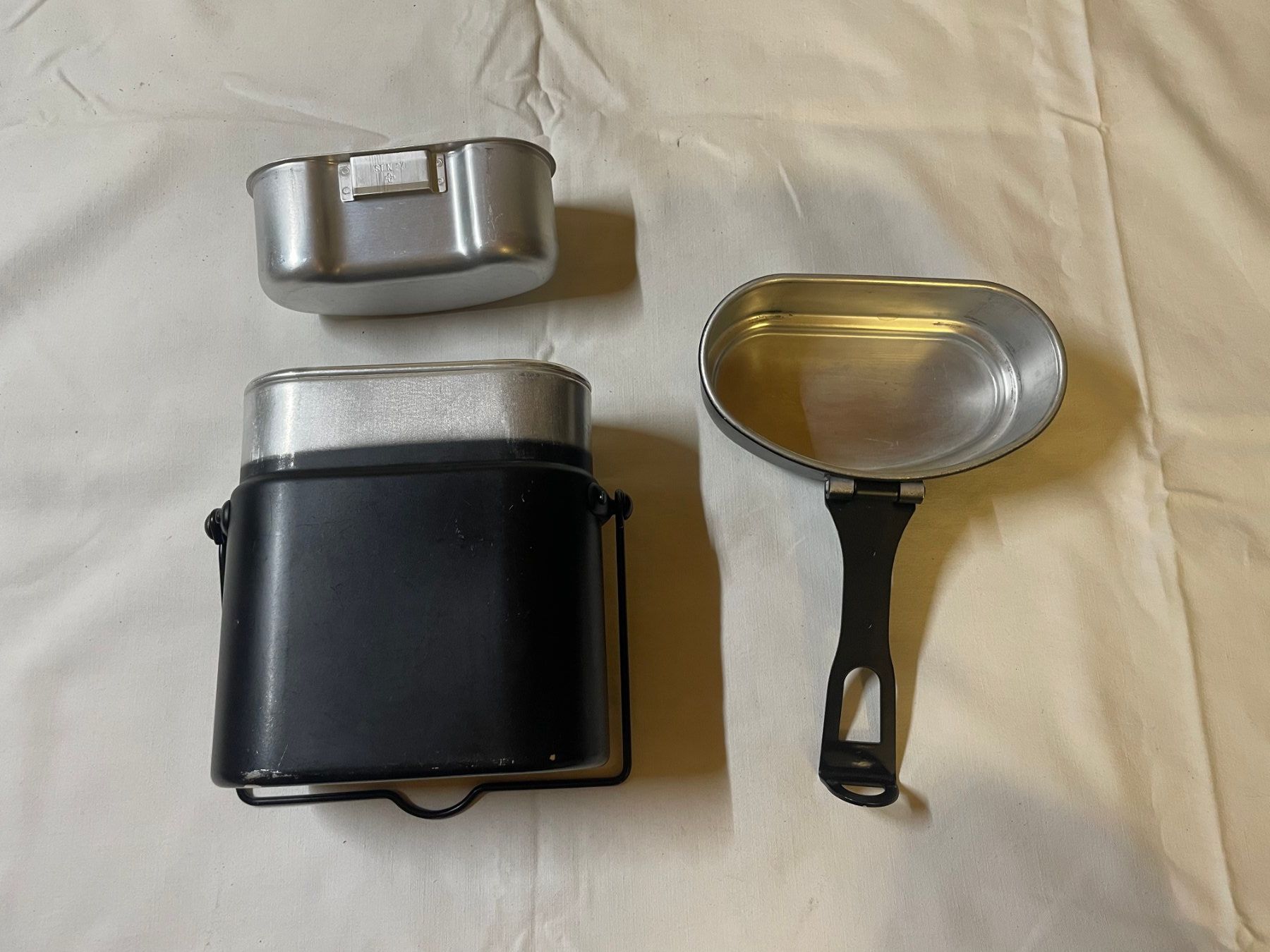 Schweizer Armee Attrezzatura & Pezzi di ricambio: Original Schweizer Armee Feldflasche mit Alubecher & Geschir – Usato da Bürchen venduto da UeliMueli84