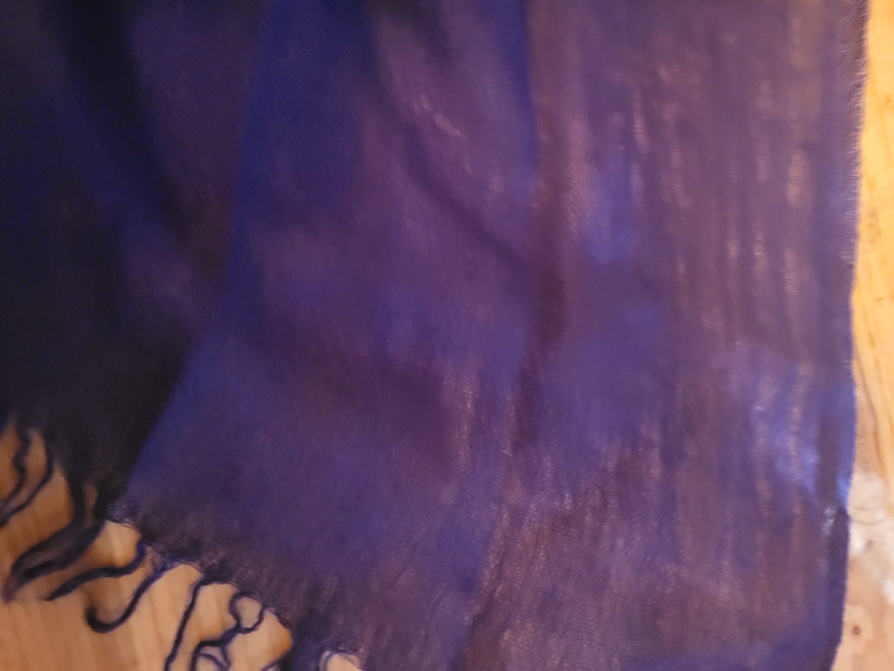 Foulard & Sciarpe: Grosser violetter Baumwollschal – Nuovo (secondo la descrizione) da Guggisberg venduto da Aegertenlehn 3