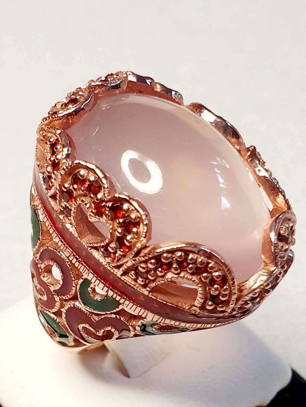 Anelli: Roségoldfarbener Ring mit Chalcedon Cabochon und Emaille – Nuovo (secondo la descrizione) da Zürich venduto da adriben 2