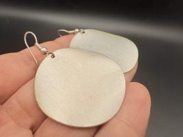 Silberfarbene Ohrhänger, Minimal-Stil