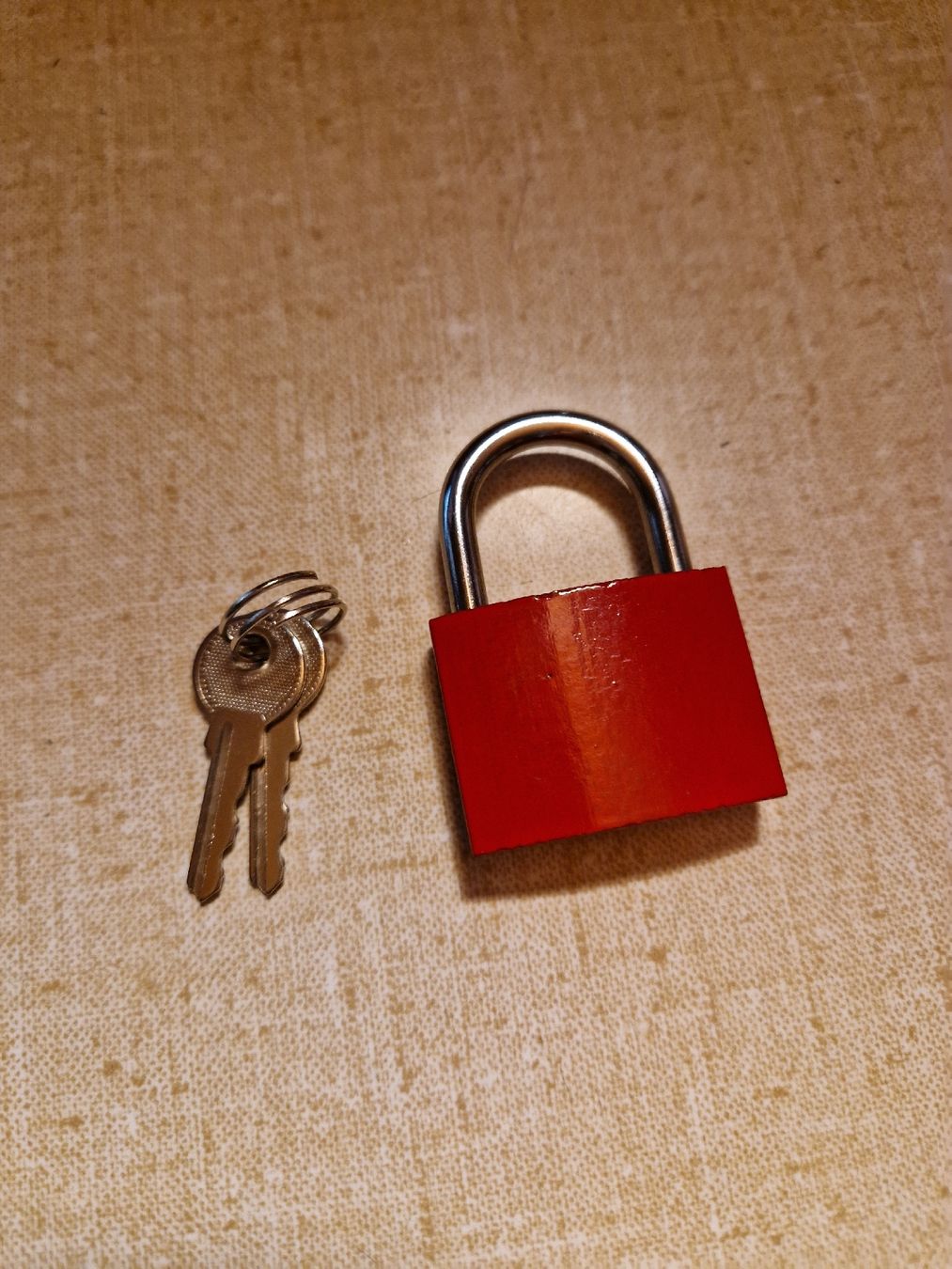 Cadenas: Schloss rot mit 2 Schlüsseln  – Neuf (Voir description) à Luthern par Ricolinchen