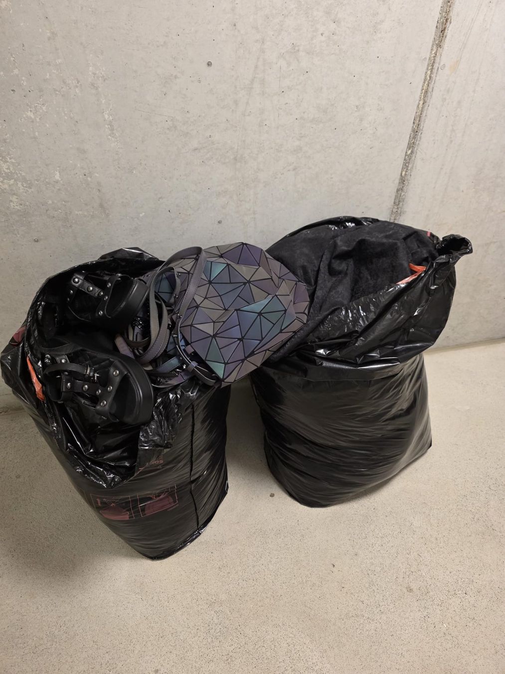 Lotti di vestiti: 2 grosse säcke mit Frauenkleider – Usato da Lohn-Ammannsegg venduto da leo6684