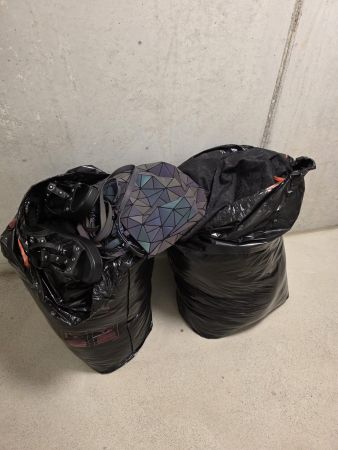 2 grosse säcke mit Frauenkleider