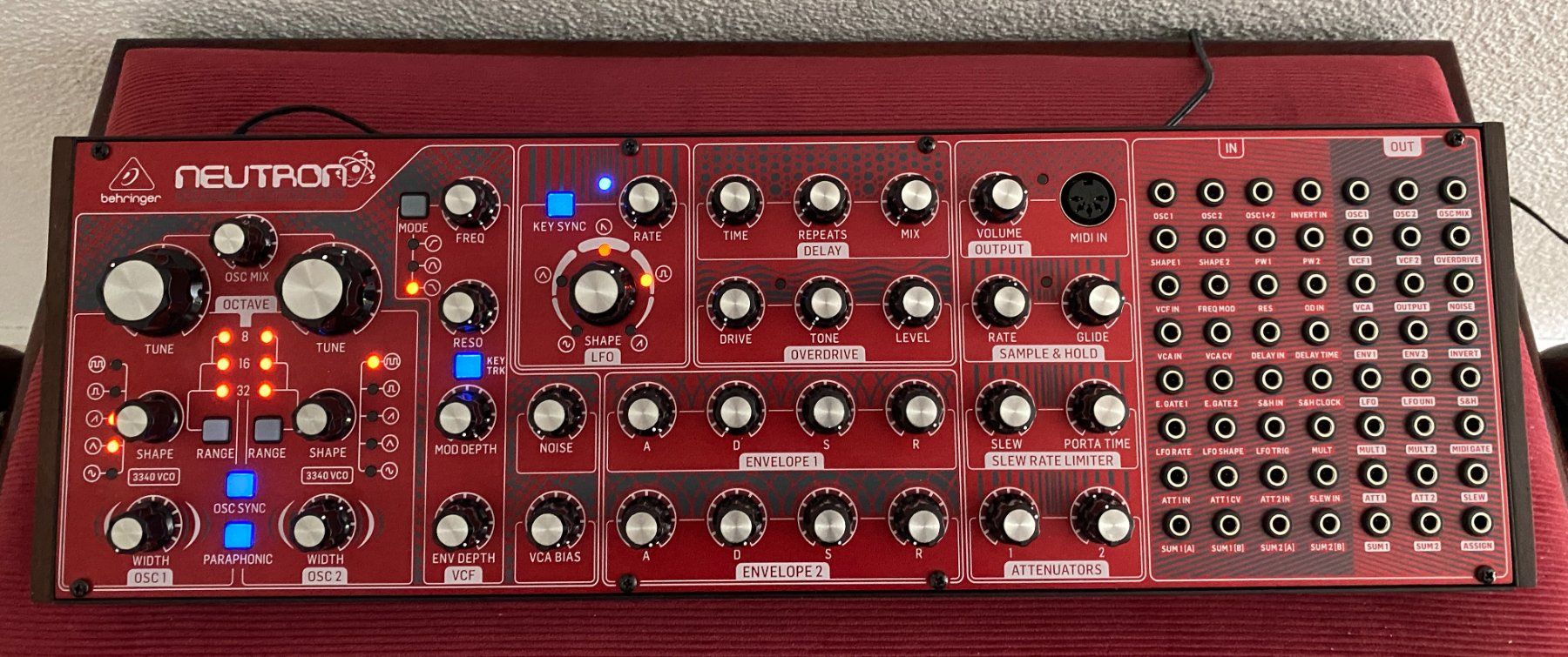 Behringer Strumenti musicali: Behringer Neutron - Synthesizer (Neuwertig) – Nuovo (secondo la descrizione) da Sargans venduto da SB-Drumlessons 1
