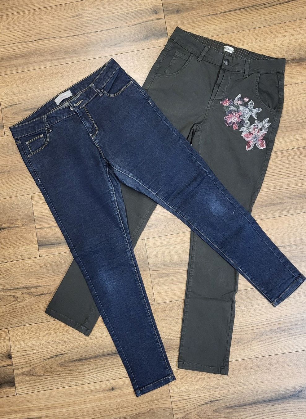 Pantaloni: 2 Jeans Hosen Mädchen / Damen 170 – Usato da Frutigen venduto da Sklossner