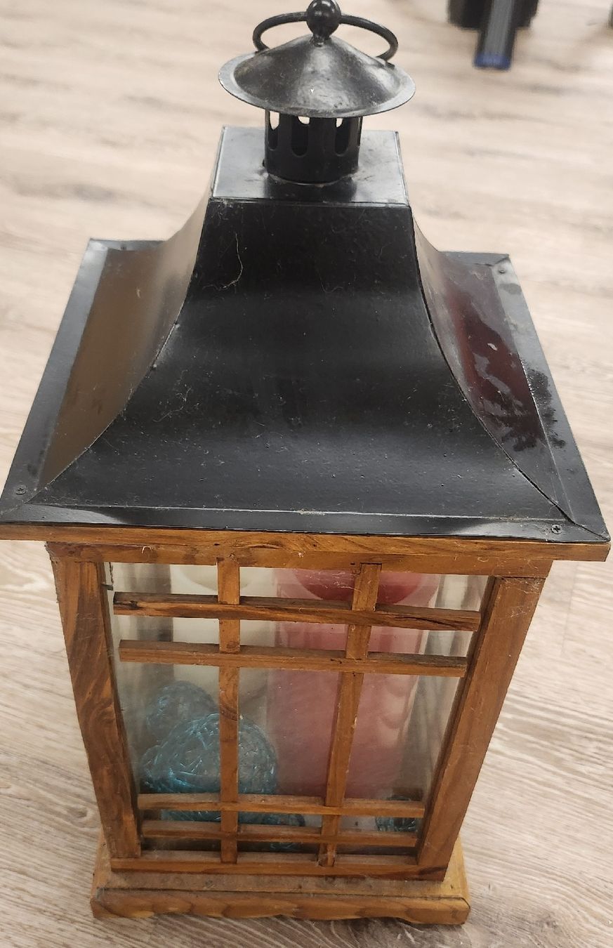 Lanterne: Stilvolle Holzlaterne mit Glas – Difettoso da Niederurnen venduto da Ghost.recon