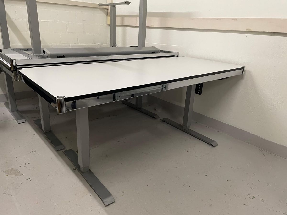 Schreibtische: Hubtisch/Stehtisch elektrisch, 4 Stück – Gebraucht aus Jonen von r-jeker