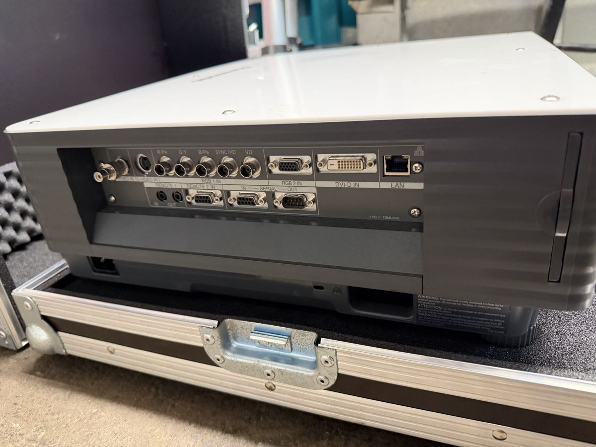 Panasonic Proiettori: Panasonic Projektor PT-D5500EL – Usato da Wiler Lötschen venduto da PADDY-25 1