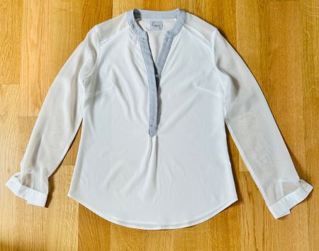 weisse Bluse mit halbtrasparenten Ärmel