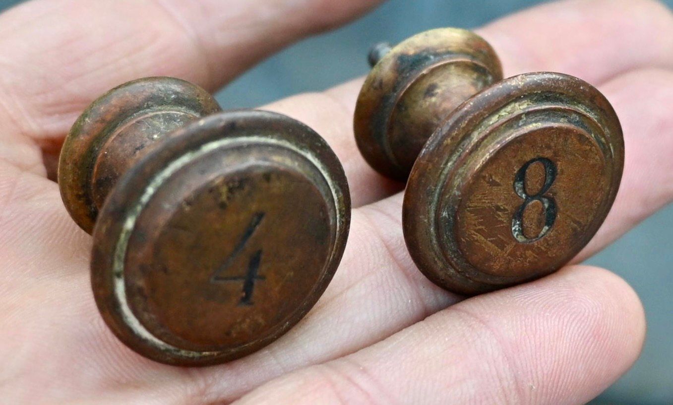 Eisenwaren: 2 antike Möbelknöpfe Möbelknäufe Nummer 4 & 8 – Gebraucht aus Pfaffhausen von mono_rec