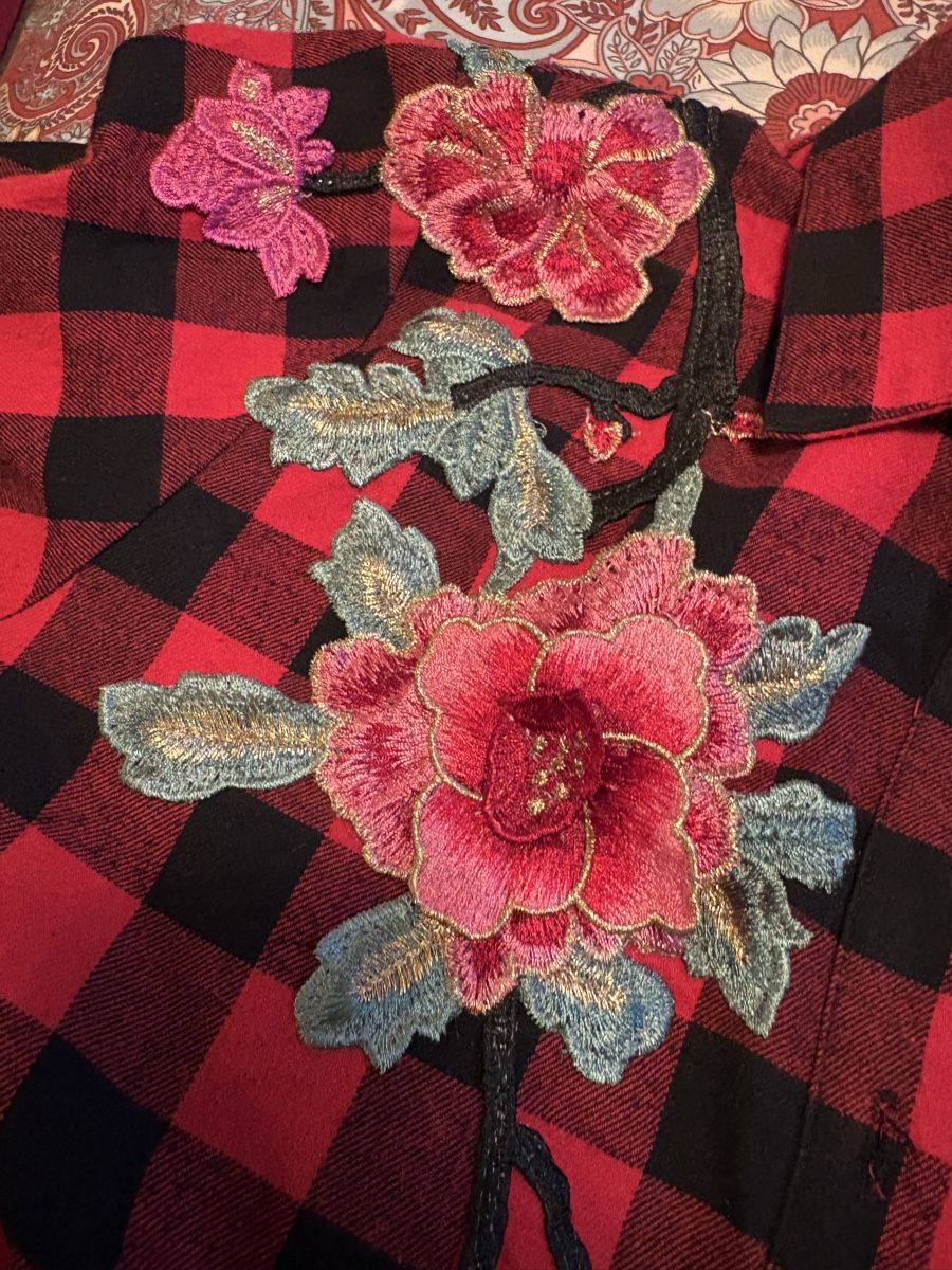 Camicette: Camicia con fiori applicati – Usato da Viganello venduto da Orisole 4