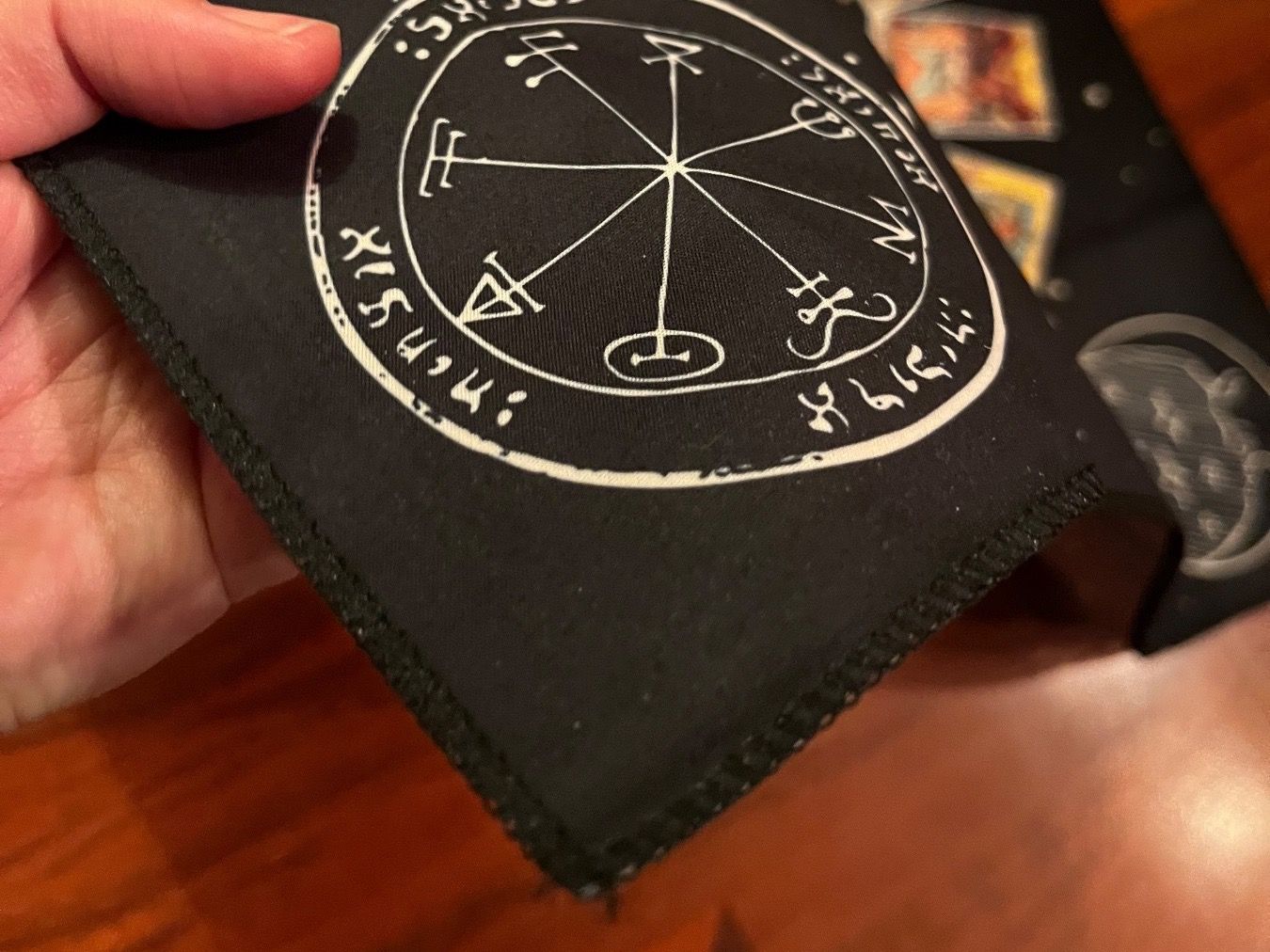 Tutte le decorazioni: Altartuch mit Tarot und Sternzeichen – Nuovo e nell'imballaggio originale da Gams venduto da Mariawicca 1