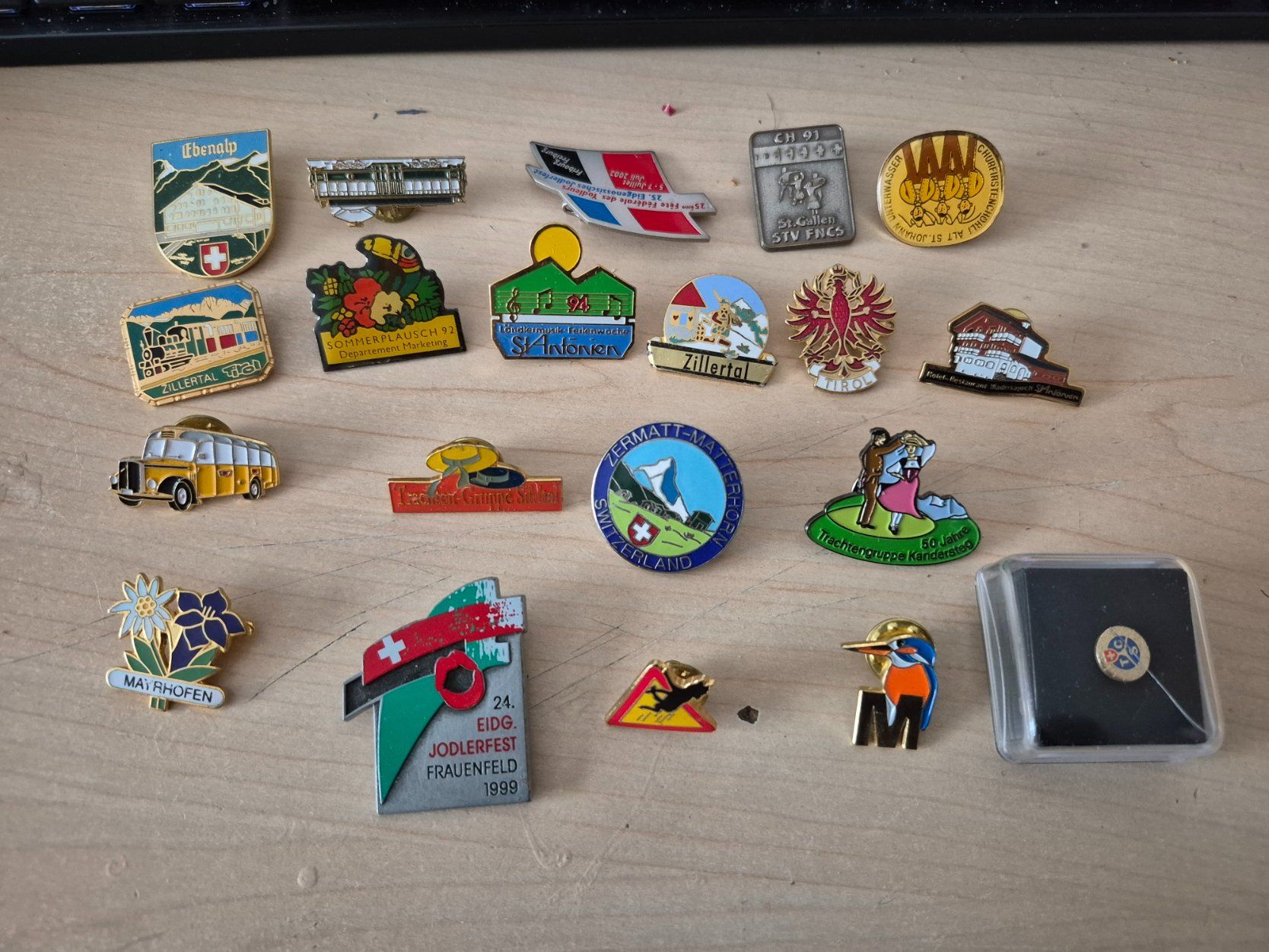 Plaquettes & Badges: 20 Pins/Anstecknadeln – D'occasion à Nottwil par Gorillale 4