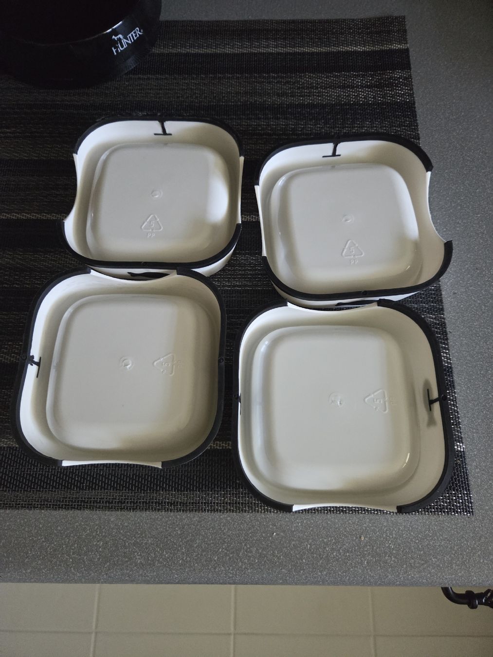 Futter: Kunststoffnapf   – Gebraucht aus Lostorf von _Venus_ 1