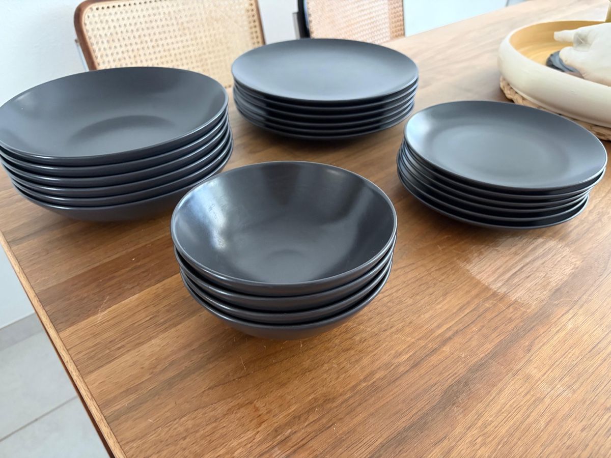 Ikea Set di piatti: 18-teiliges Tellerset schwarz – Usato da Sissach venduto da ila_8l6p 1