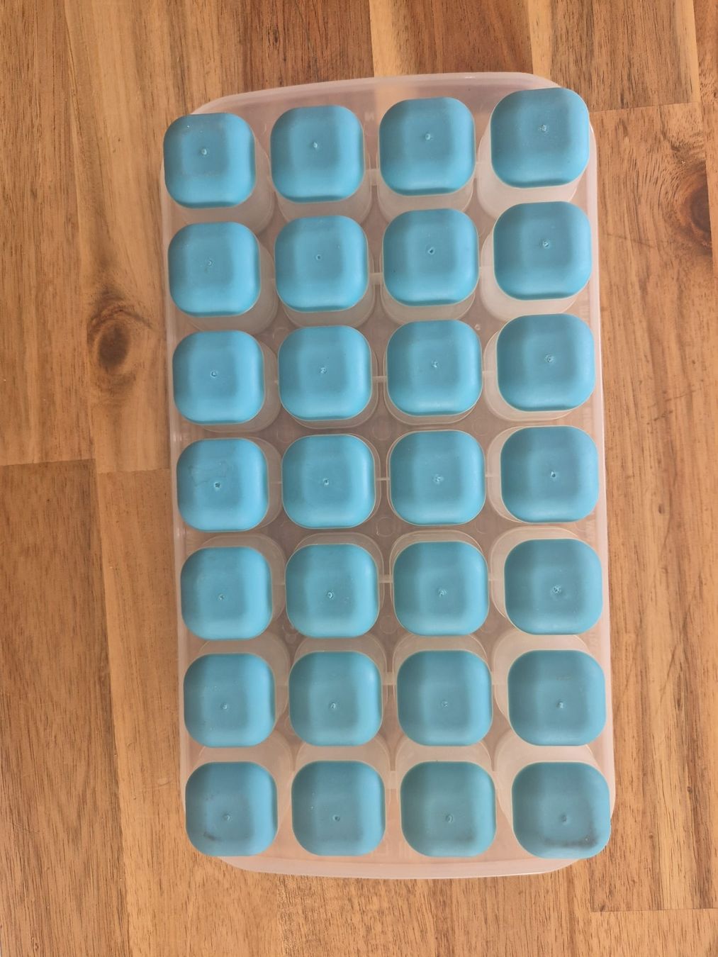 Tupperware Recipients et similaires: Bac à glaçons, compartiments avec couvercle 2x Rose et Bleu – Neuf (Voir description) à siviriez par Nessa1808 3