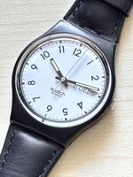 Swatch Uhr Herren Schwarz Leder Weiss Zifferblatt Datum
