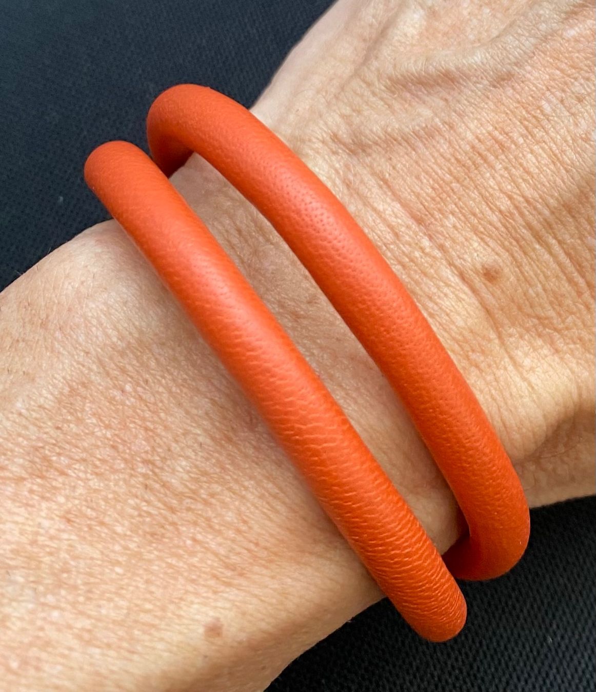 Bracciali & Braccialetti: Lederarmband 40cm, Verschluss magnetisch, orange – Usato da Reichenburg venduto da Noxima