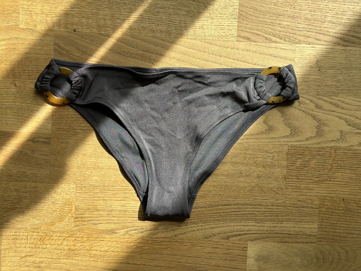 H&M Badekleider & Bikinis: Grauer Bikini mit Detail Sommer Gr. 36 – Gebraucht aus Basel von FatmaCan52