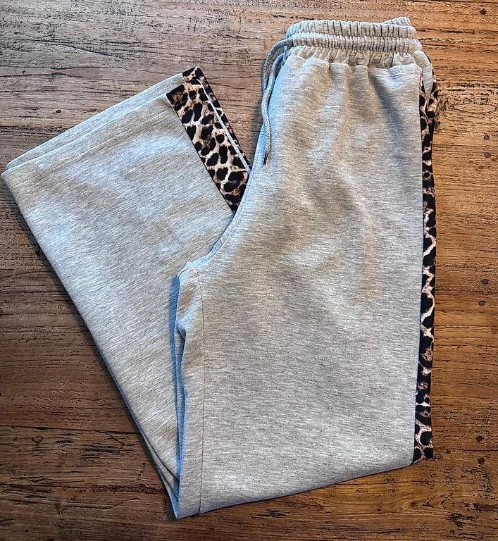 Pantaloni: Trainingshose grau mit Leopard Muster. Gr. S-M. – Usato da Zürich venduto da Sunnyflower97
