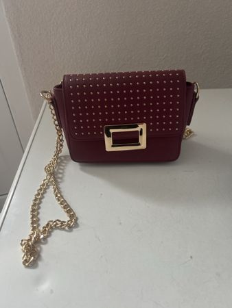 Borsa a tracolla bordeaux con borchie dorate,nuova!