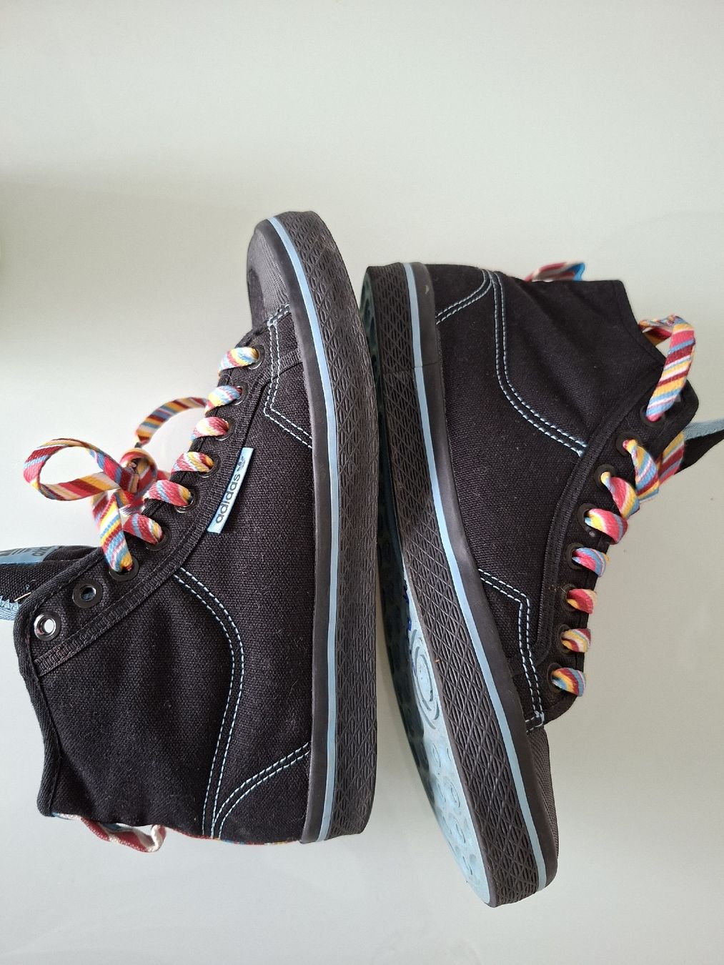 Chaussures femmes: Baskets basses Adidas noires avec lacets multicolores – D'occasion à Renens VD par ser_j2fn 4