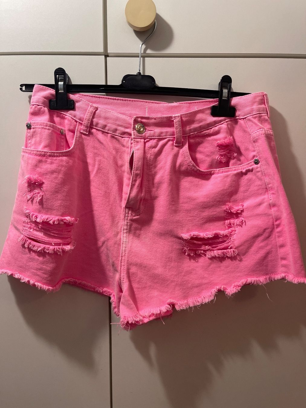 Pantaloni: Jeans corto rosa fluo – Usato da Rancate venduto da Waly__
