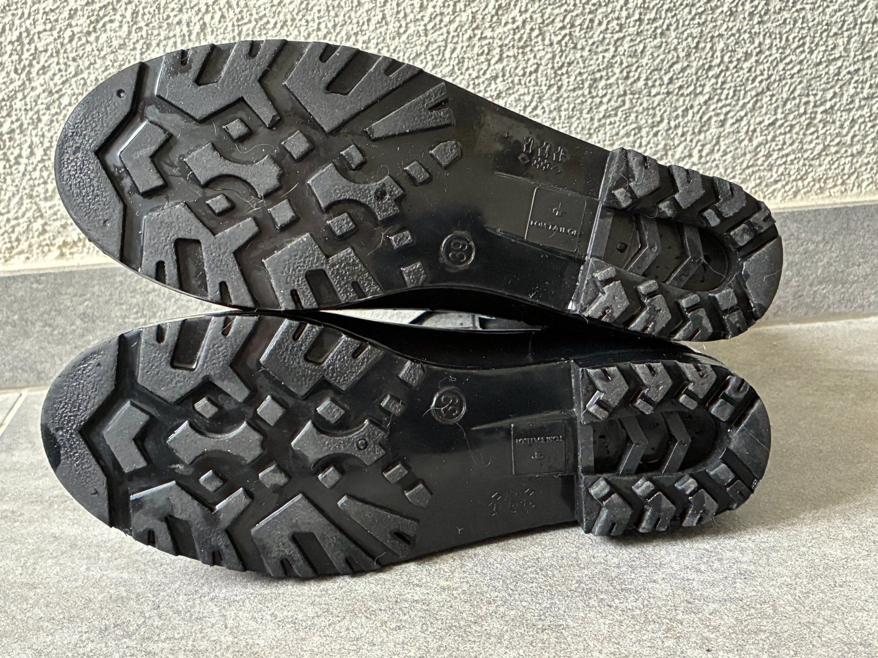 Tom Tailor Scarpe da donna: Schwarze Gummistiefeletten von TOM TAILOR Gr. 39 – Usato da Kloten venduto da Nephty 6
