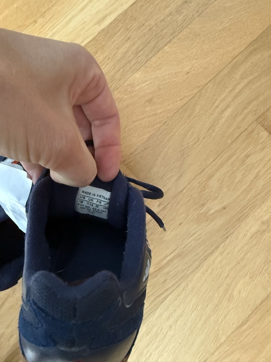 Adidas Scarpe per ragazzi: wenig getragener adidasschuh 30 – Usato da Rotkreuz venduto da SpitfireSG 3