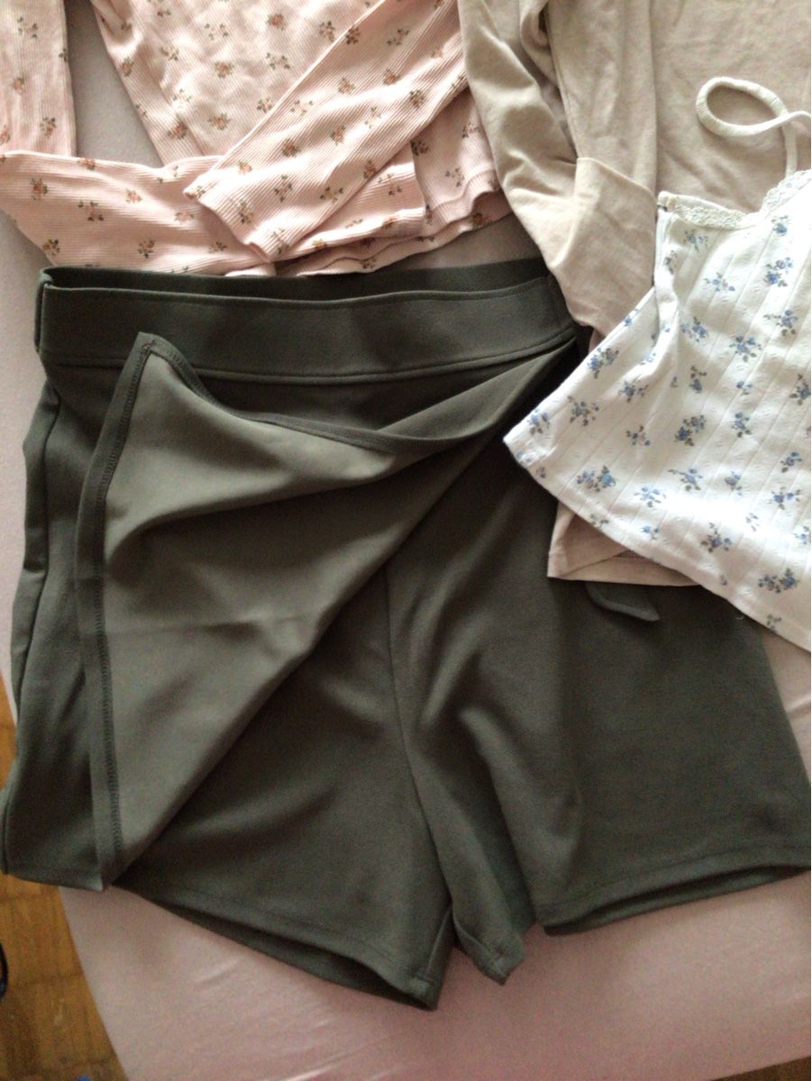 H&M Lotti di vestiti: 3 Oberteile, 1 Shorts-Rock in Gr.M – Usato da Steffisburg venduto da lar_x57s 1