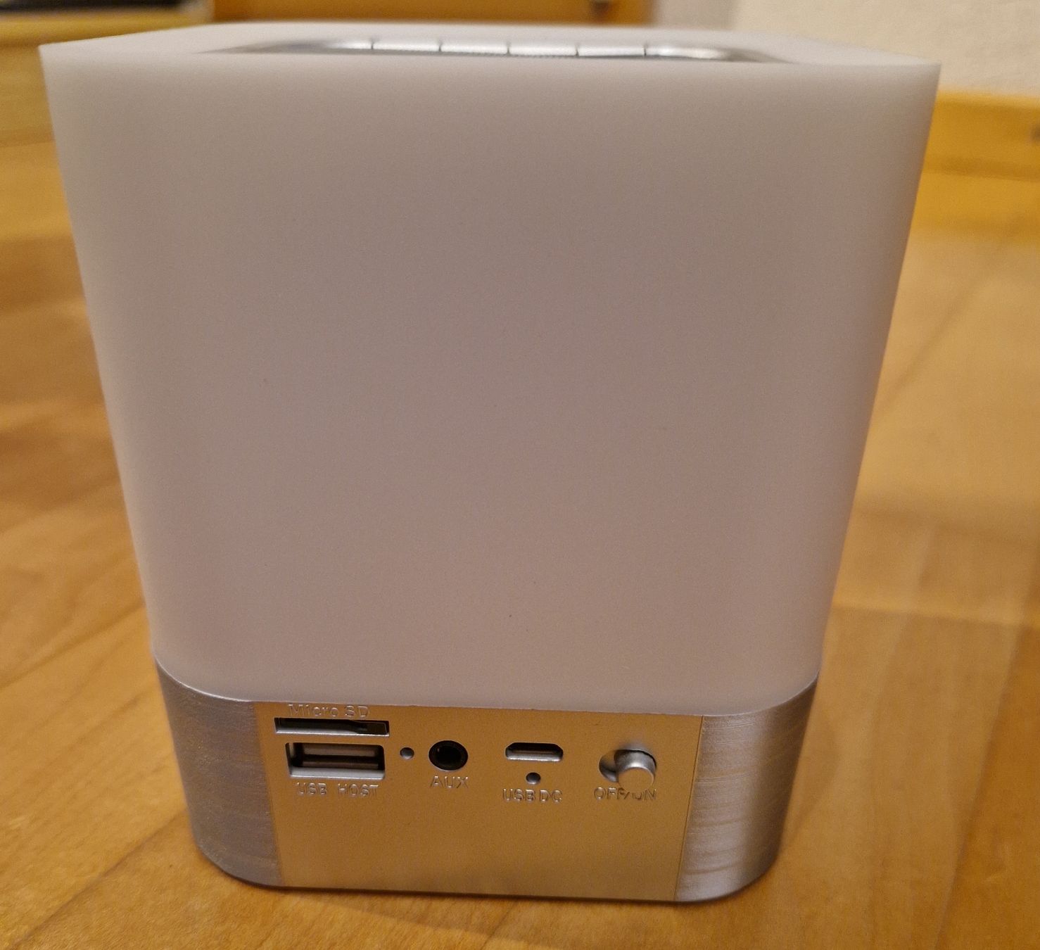 Sveglie: Bluetooth-Wecker mit LED-Licht & Lautsprecher   – Usato da Vaz/Obervaz venduto da sal_dql8 2