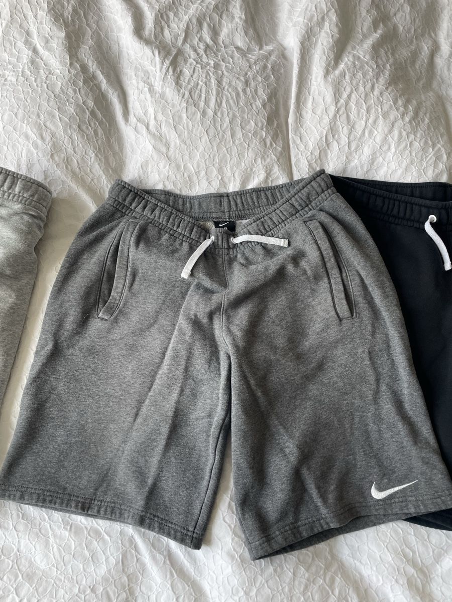 Nike Pantaloni: 3 Nike Shorts, drei Farben – Usato da Bern venduto da pesche789 2