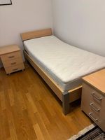 Bett 90×200, Lattenrost, Tisch, 2 Nachttische
