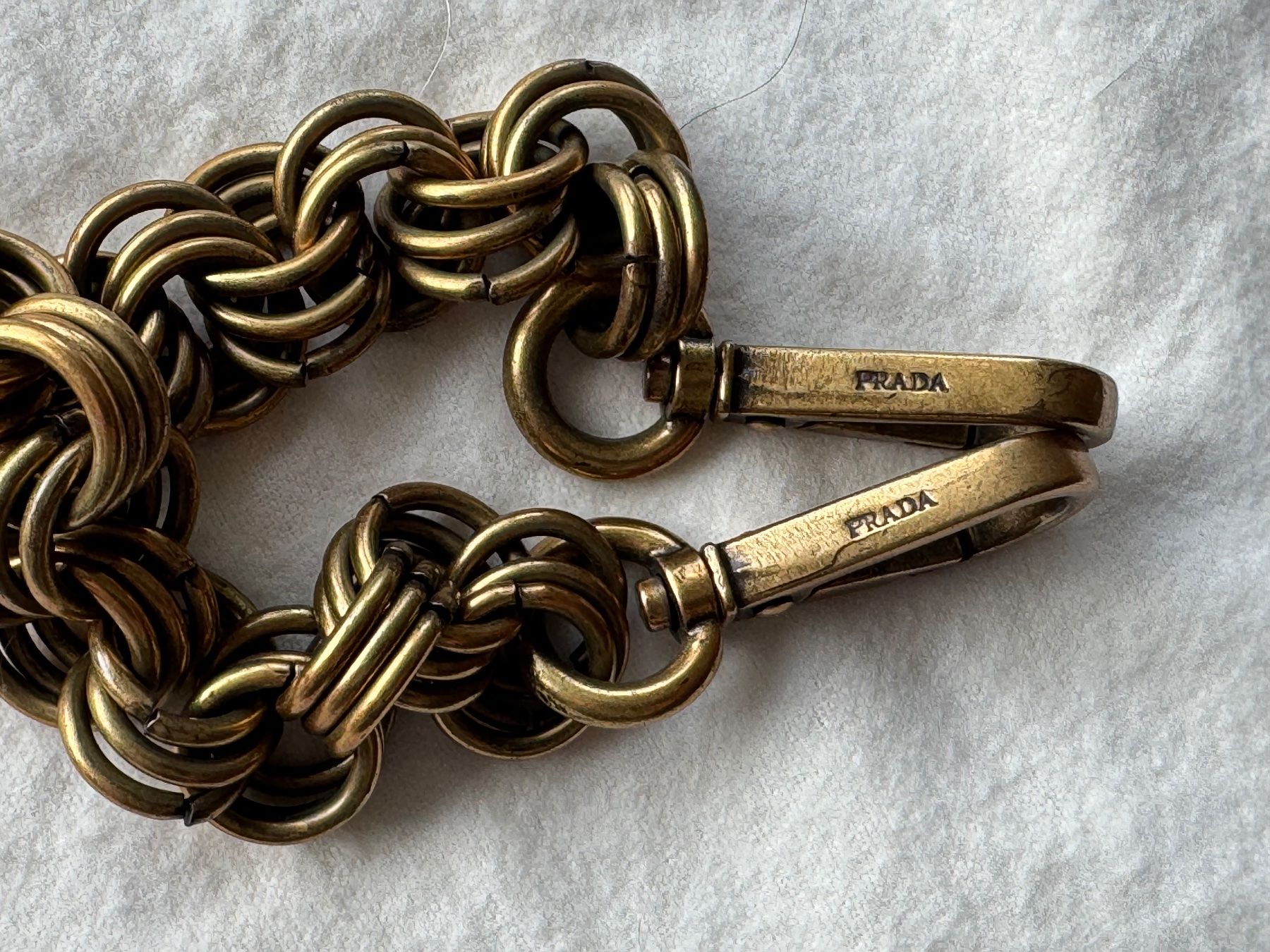 Prada Catenine: RARER PRADA TASCHEN KETTE / ANHÄNGER IN MESSING – Usato da Binningen venduto da Chaussie 7