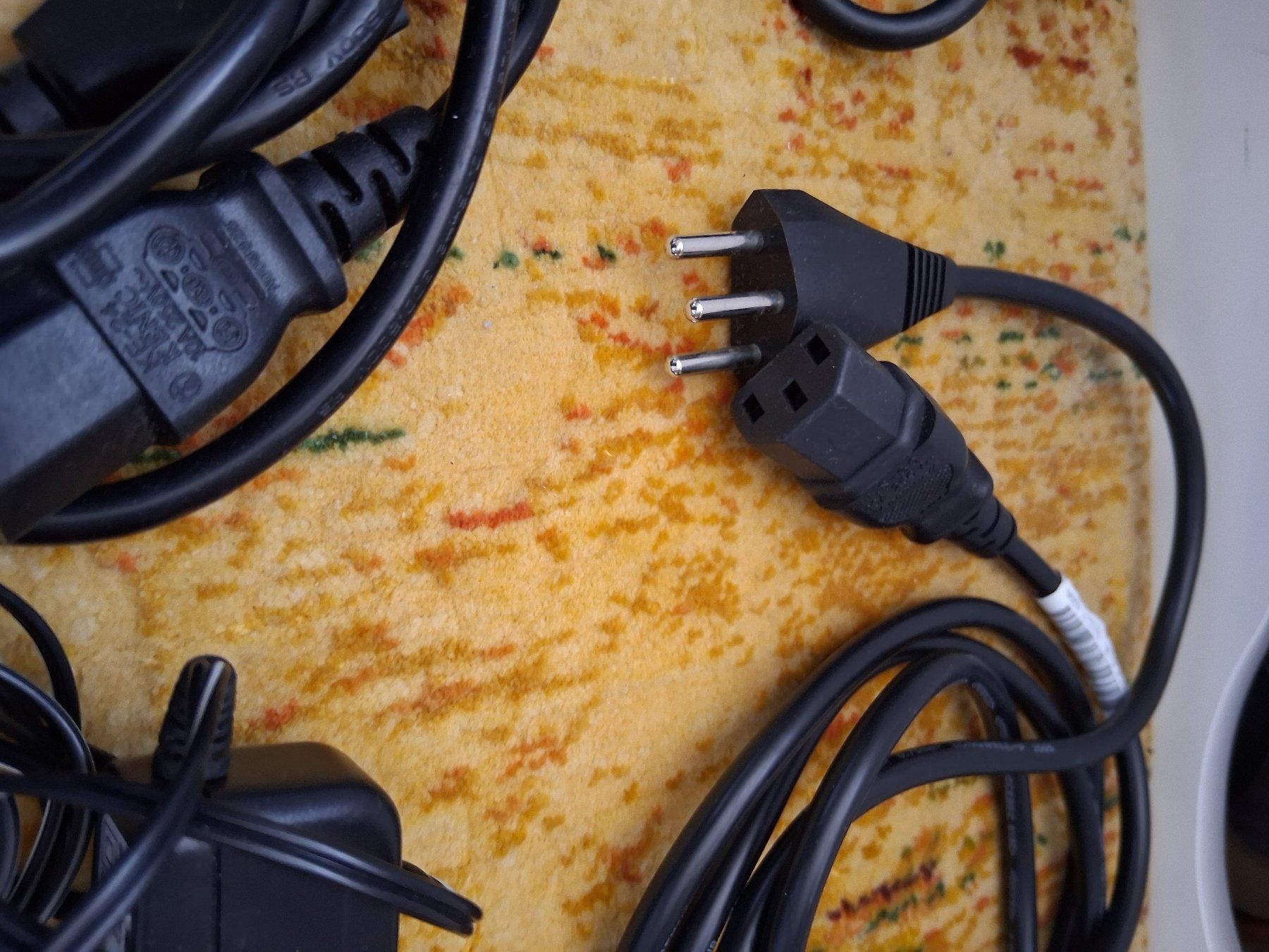 Cavi: Lot de câbles audio/vidéo RCA / Jack 3.5mm  etc. – Usato da Aigle venduto da Marcagapit 5