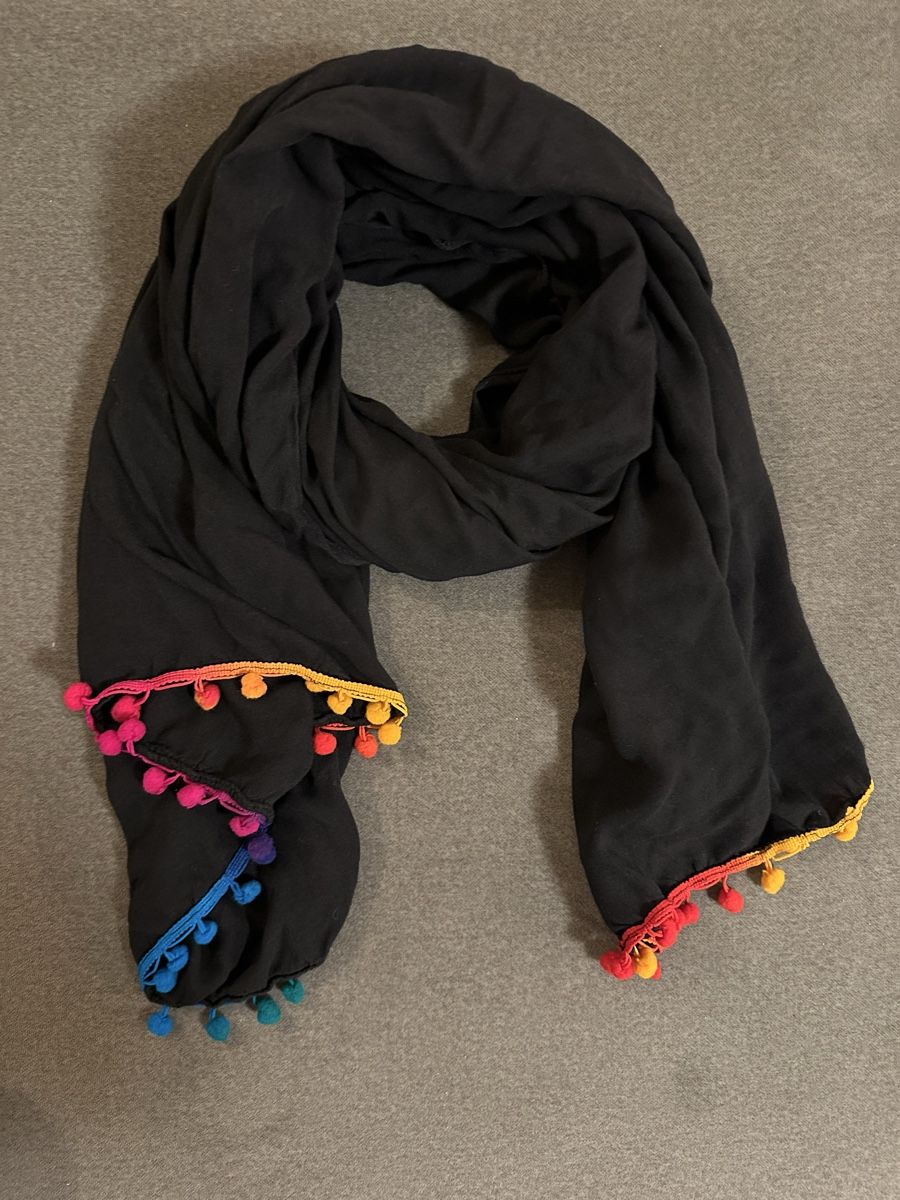 Foulard & Sciarpe: Neu! Tuch mit bunten Bommeln – Nuovo (secondo la descrizione) da Wetzikon ZH venduto da eli_k7fq