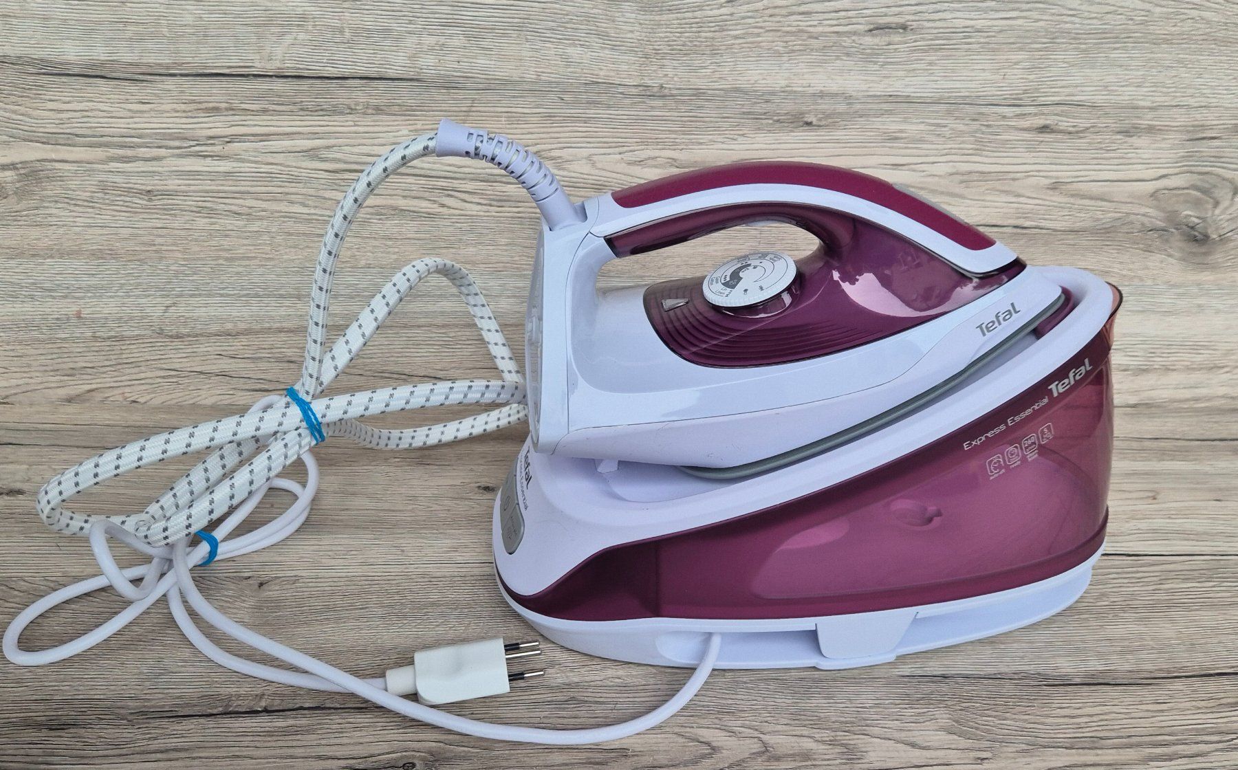 Tefal Bügeleisen: TEFAL Express Essential Bügeleisen mit Wassertank – Gebraucht aus Neerach von SilliS 1