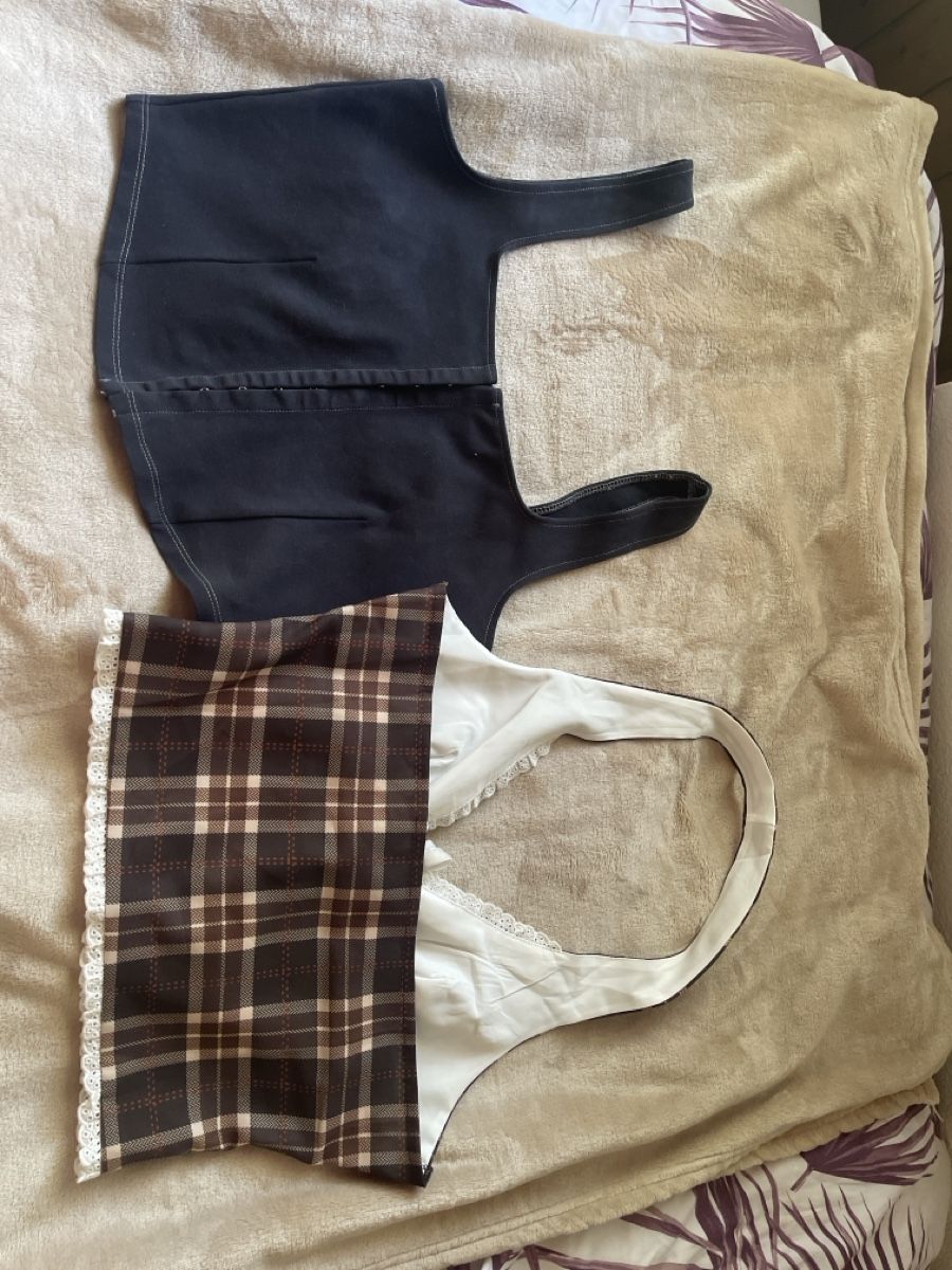 Top: 2 Crop Top Gr. S und M  – Usato da Balsthal venduto da Katzenfan99 1
